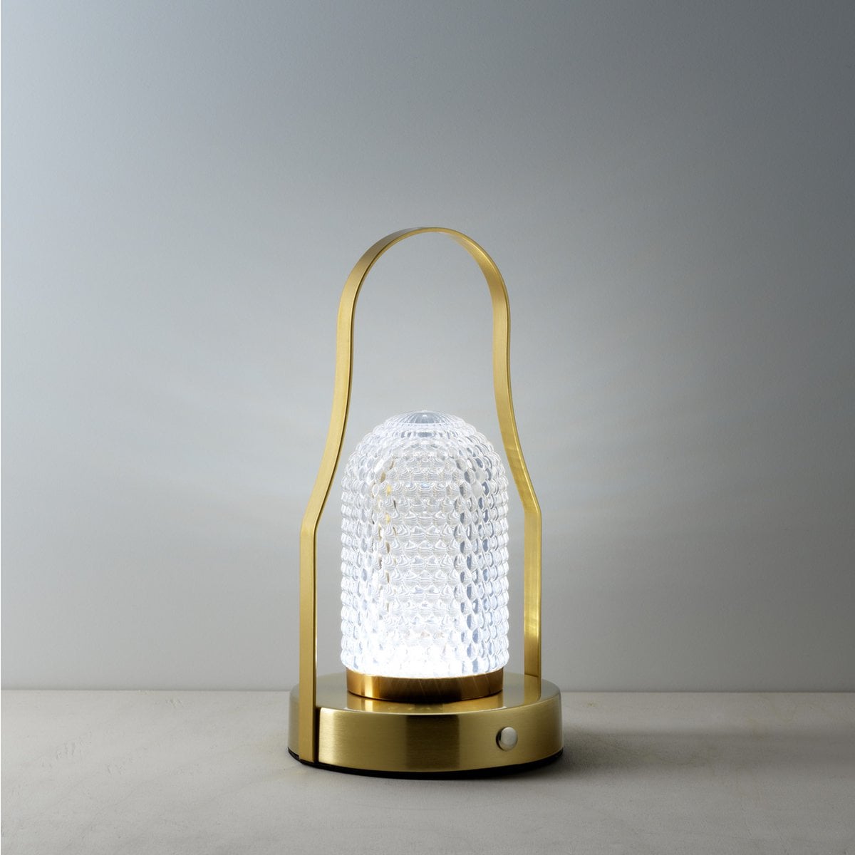 Lampe de table LED Lampuccino sur une table de nuit, décor élégant