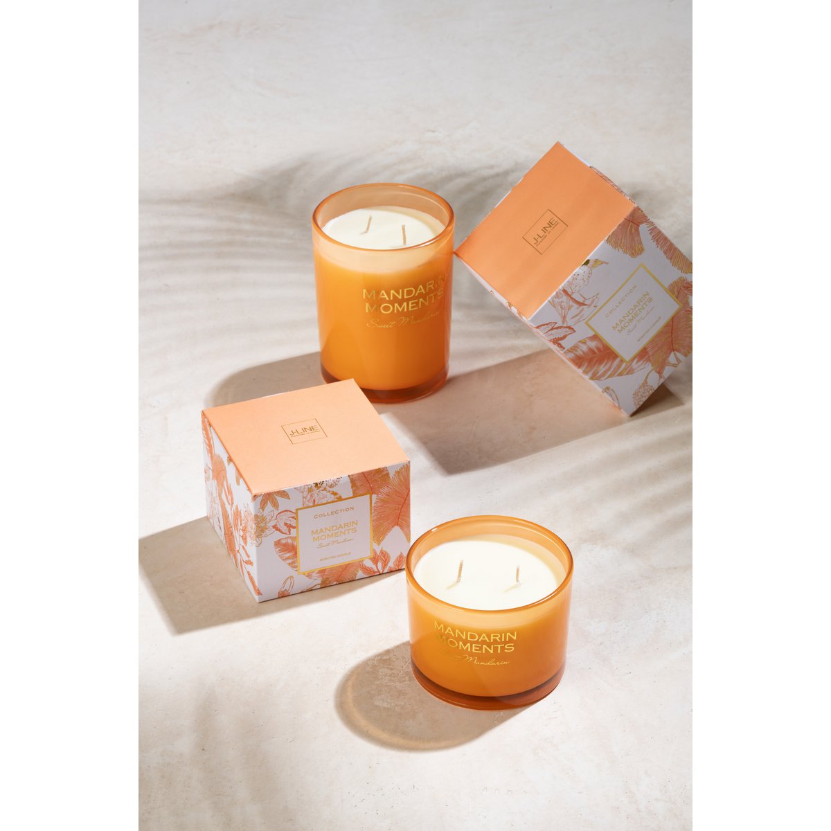 Bougie parfumée J-Line Mandarin Moments avec flamme allumée, couleur orange