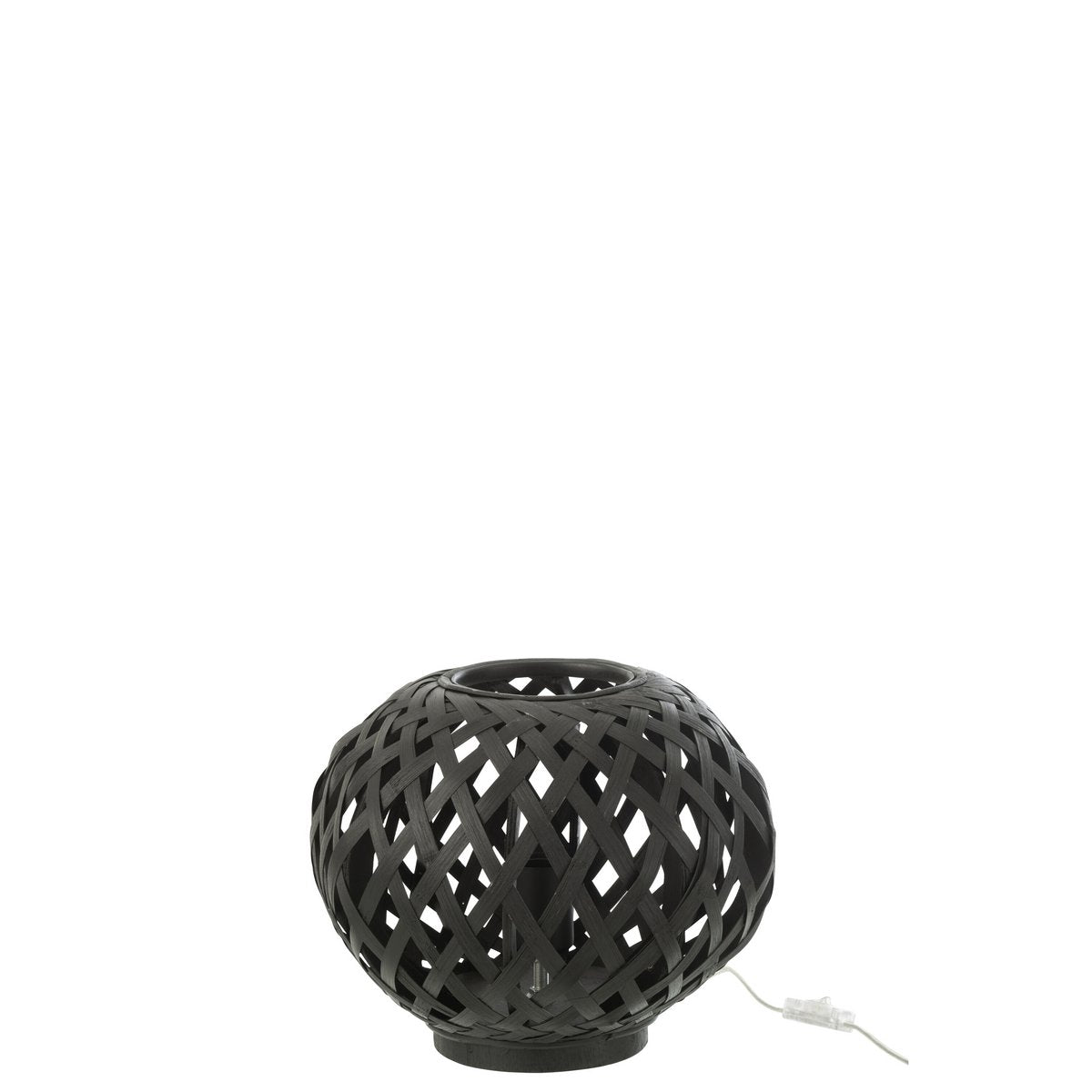 Lampe J-Line en bambou noir illuminant un salon
