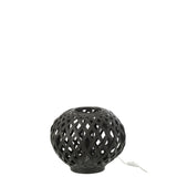 Lampe J-Line en bambou noir illuminant un salon