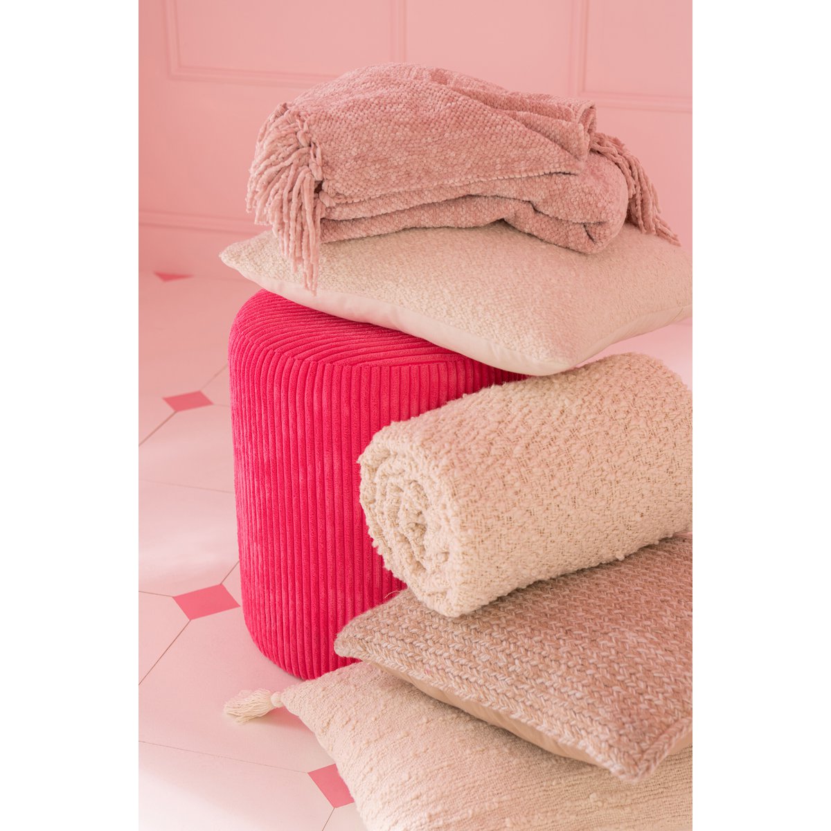 Couverture J-Line sur un lit, ajoutant une touche de couleur