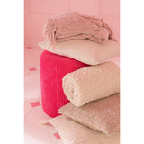 Couverture J-Line sur un lit, ajoutant une touche de couleur