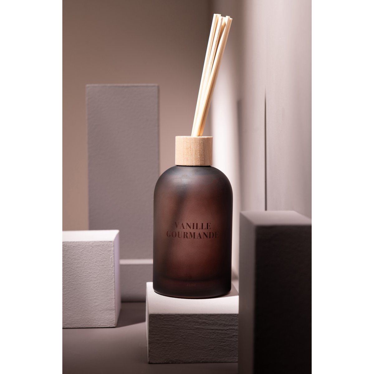 Diffuseur Vanille Gourmande J-Line sur une table élégante