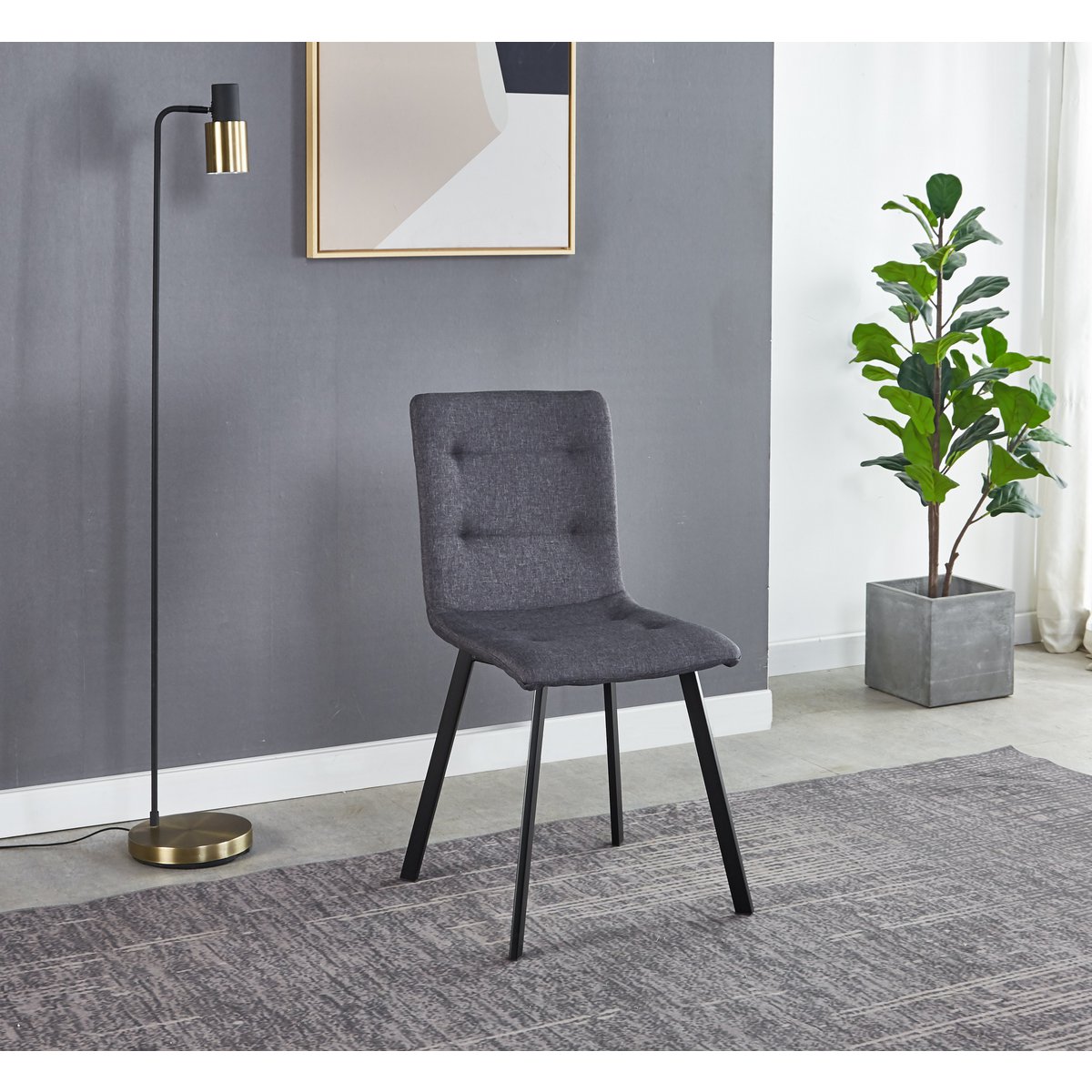Chaises noires modernes dans un intérieur élégant