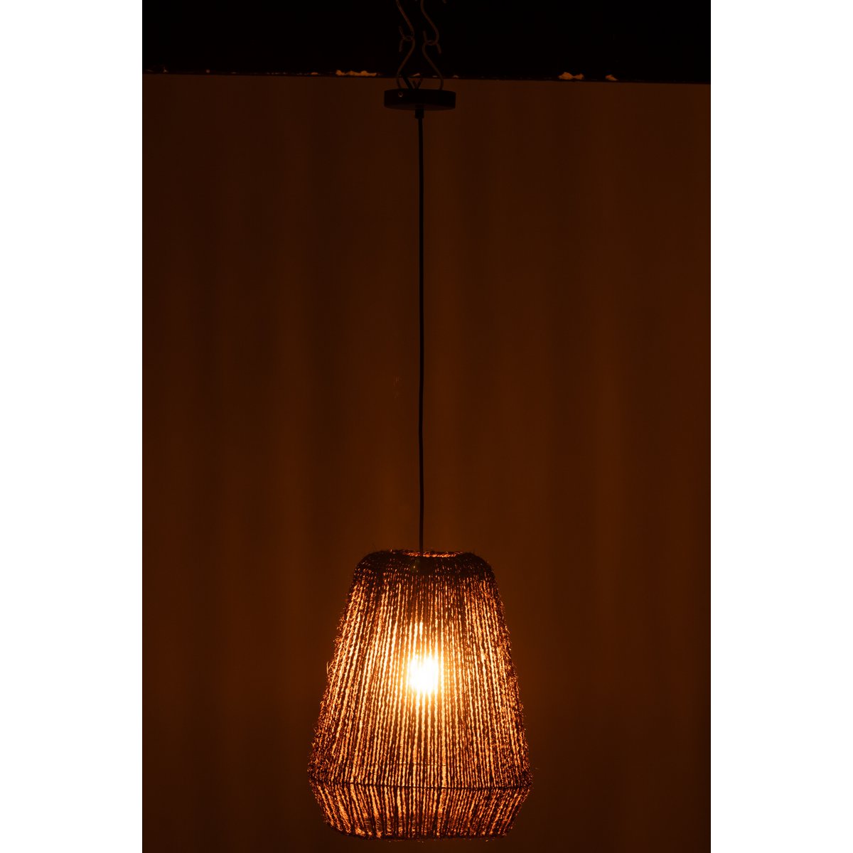 Lampe suspendue J-Line dans un intérieur moderne