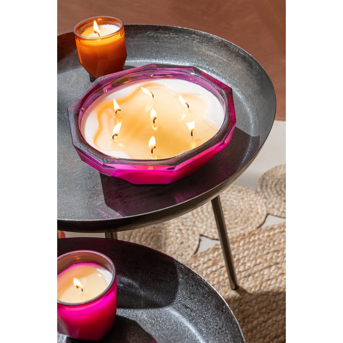 Tables d'appoint J-Line, mises en scène avec décorations