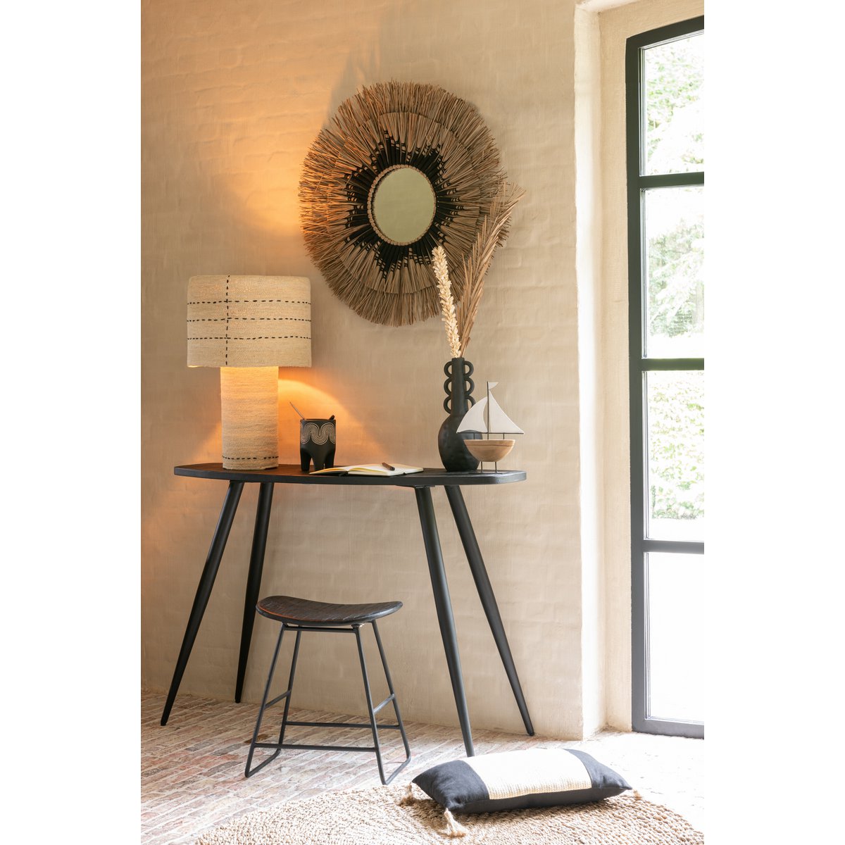 Lampe J-LIGNE LIGNE SPIRES sur une table moderne