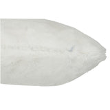 Coussin J-Line Cutie blanc en polyester sur canapé moderne