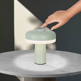 Table sans fil "PilU", 16,5 cm de haut, au-dessus de Ø de 15 cm, métal dans la menthe, plastique blanc, LED intégrée, 280 lumens, dimmable par capteur tactile, blanc chaud blanc