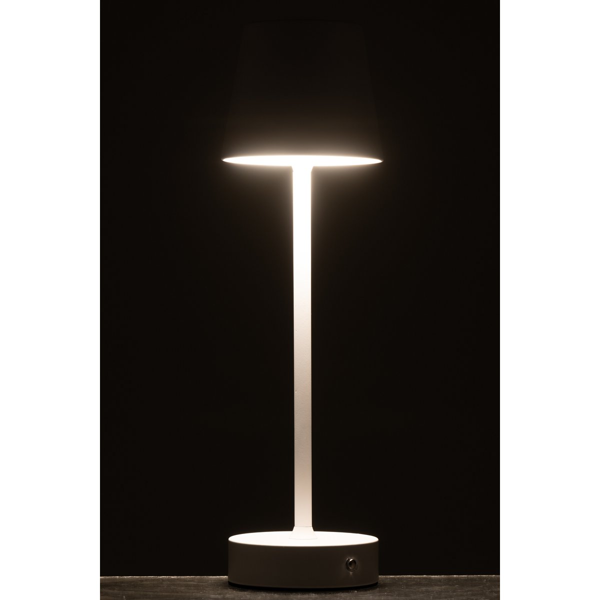 Lampe de table J-Line Goa sur un meuble décoré