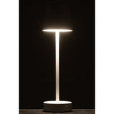 Lampe de table J-Line Goa sur un meuble décoré
