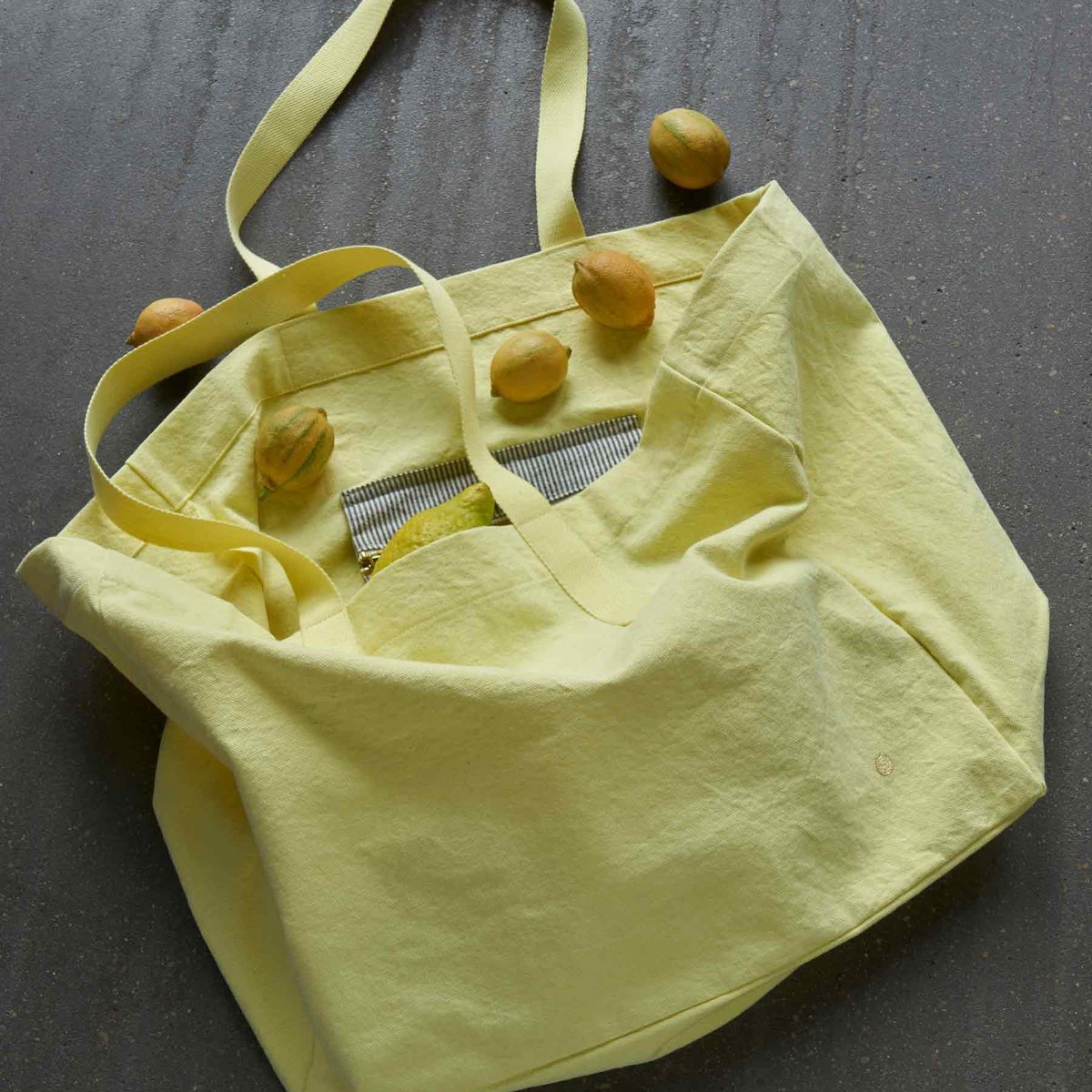 Détail du Sac Cabas Iona Sunshine, vue sur les dimensions et le tissu.