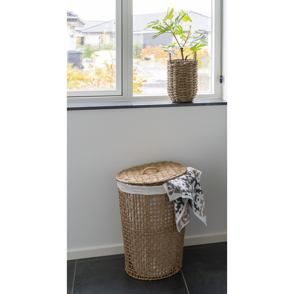 Vue de côté du Pomal Panier à Linge montrant sa hauteur et son élégance
