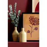 Vase Ivy en verre marron latte avec finition brillante, en situation dans un salon moderne