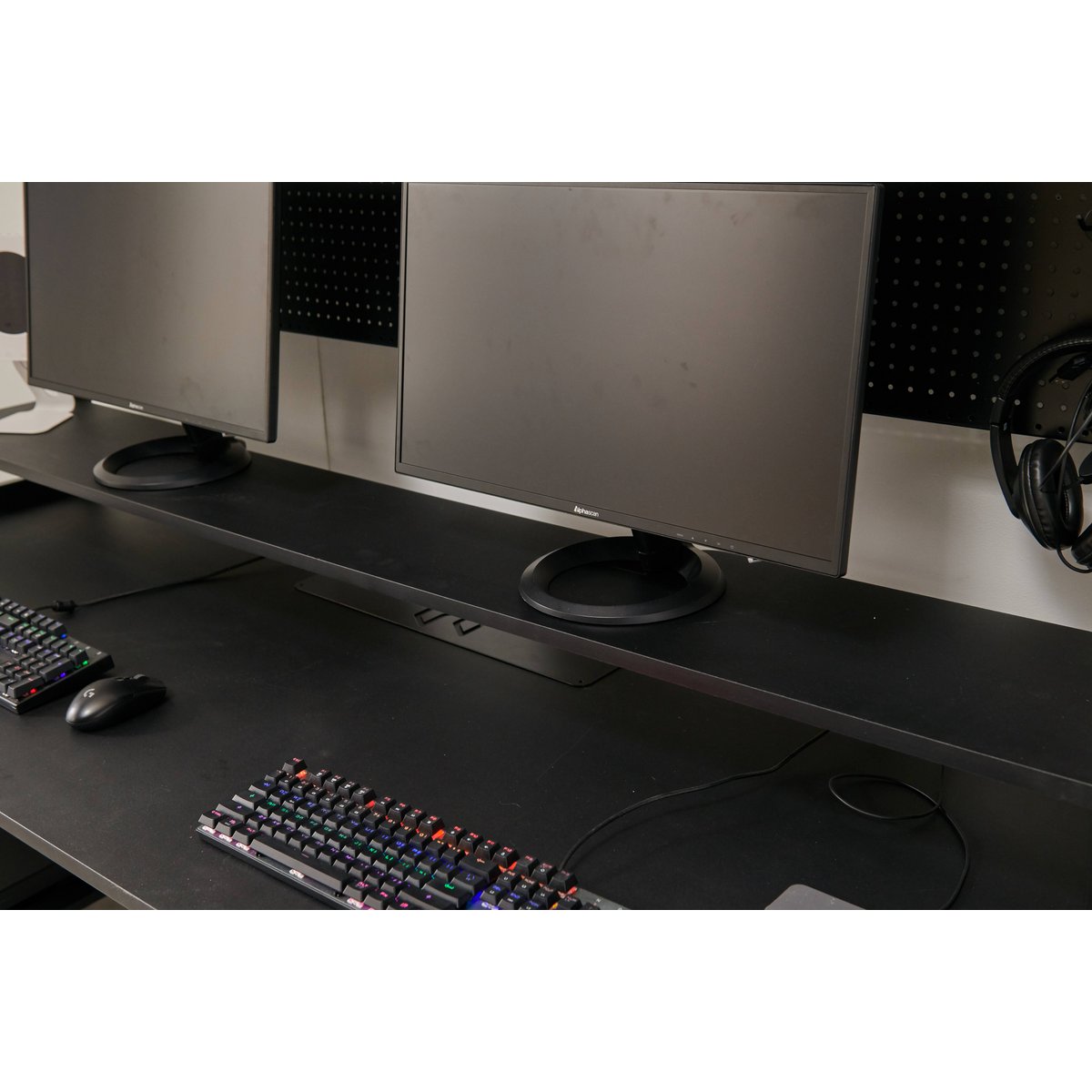 Bureau noir avec accessoires de bureau