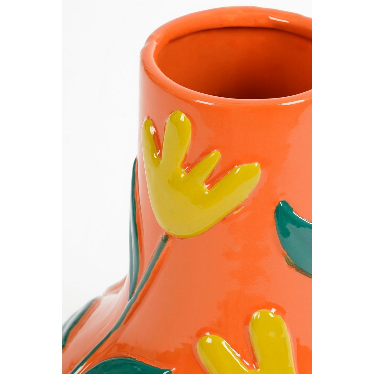 Détail du vase Ava Orange, mettant en avant sa finition brillante.