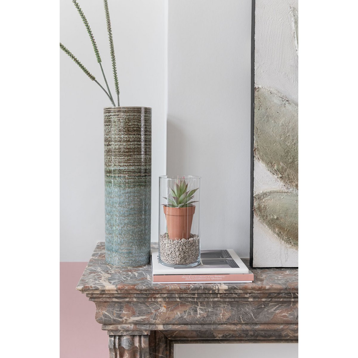 Vase cylindre J-Line en verre transparent, vue de face avec fleurs