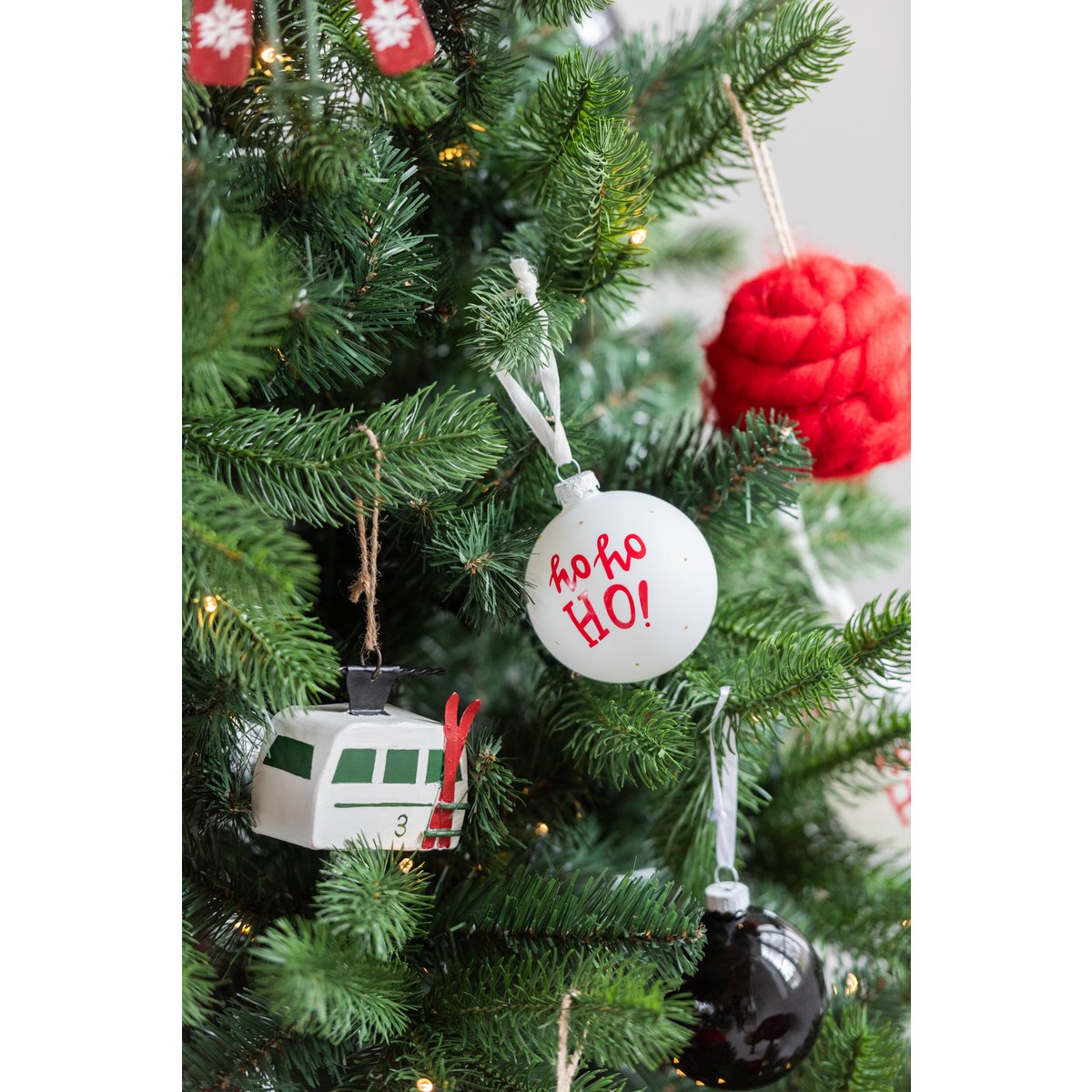 Boule de Noël J-Line suspendue sur un sapin