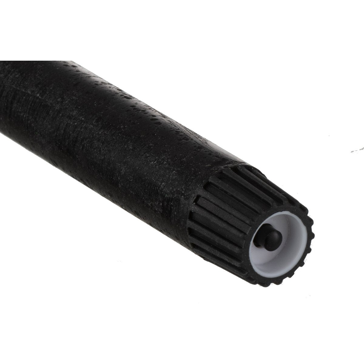 Bougies LED noires posées sur une table, créant une ambiance chaleureuse