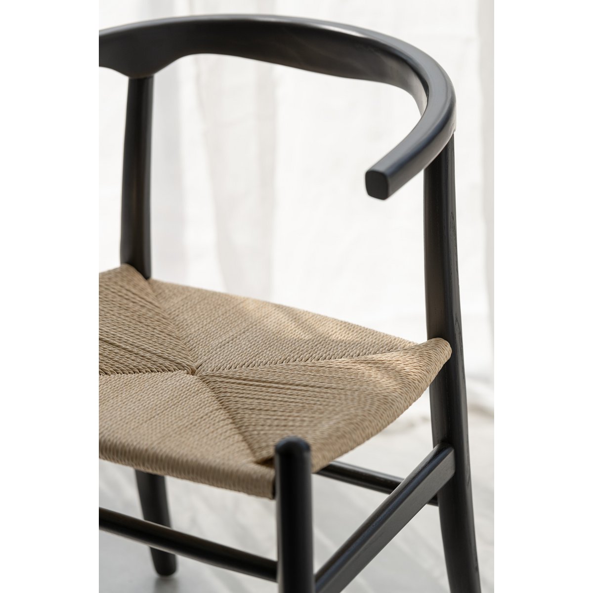 Chaise J-Line dans une cuisine élégante