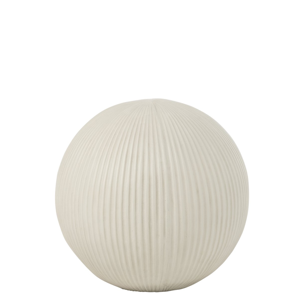 Vase J-Line en céramique blanc, mis en scène avec d'autres objets de décoration.