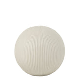 Vase J-Line en céramique blanc, mis en scène avec d'autres objets de décoration.