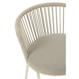 Chaise Toa J-Line sur un sol en bois