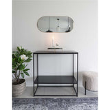 Détail du cadre en laiton du miroir Jersey, ambiance moderne