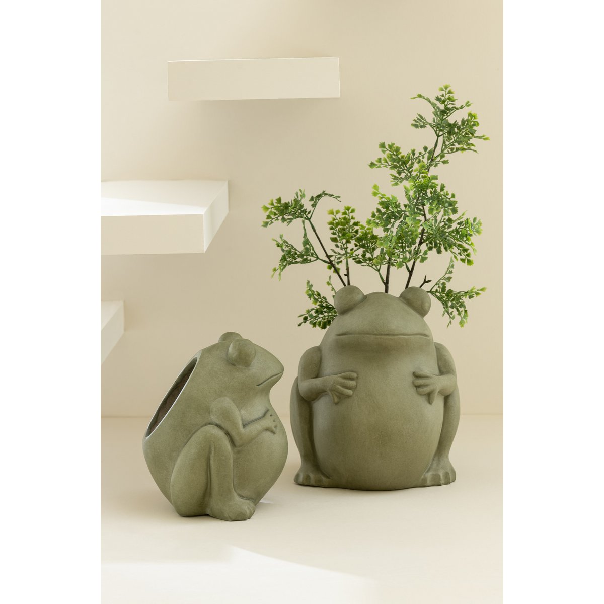 Vase en céramique Frog sur une table élégante