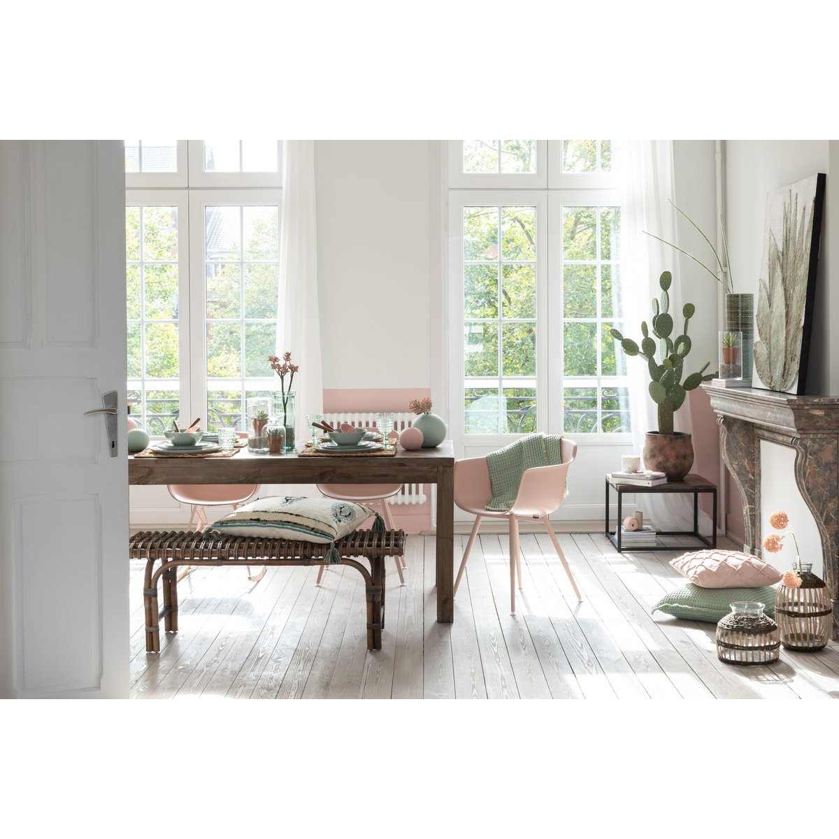 Table J-Line avec objets décoratifs posés dessus