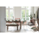 Table J-Line avec objets décoratifs posés dessus
