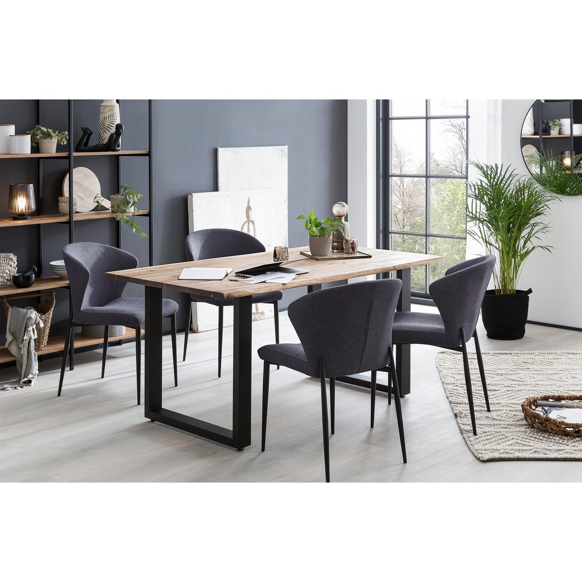 Chaises scandinaves anthracite dans un intérieur moderne