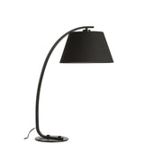 Lampe J-Line Arc allumée, créant une ambiance chaleureuse