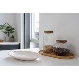 Plateau blanc en céramique, angle de vue mettant en valeur le rebord