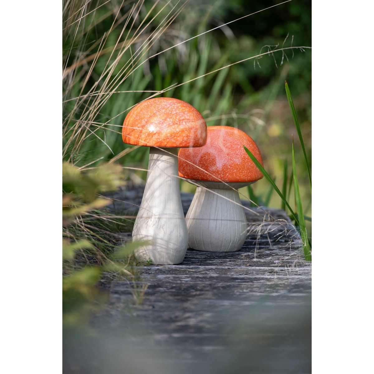 Lot de 2 décorations Mushroom J-Line, mise en scène dans un salon moderne.
