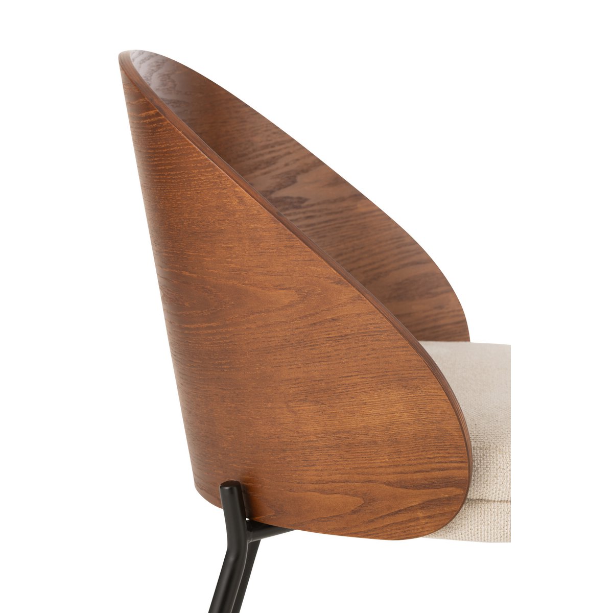 Chaise Lone J-Line entourée d'autres meubles de décoration.