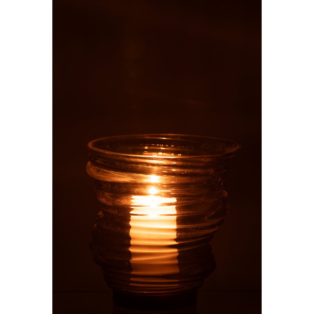 Vase Tornado en verre gris sur une table en bois, ambiance chaleureuse