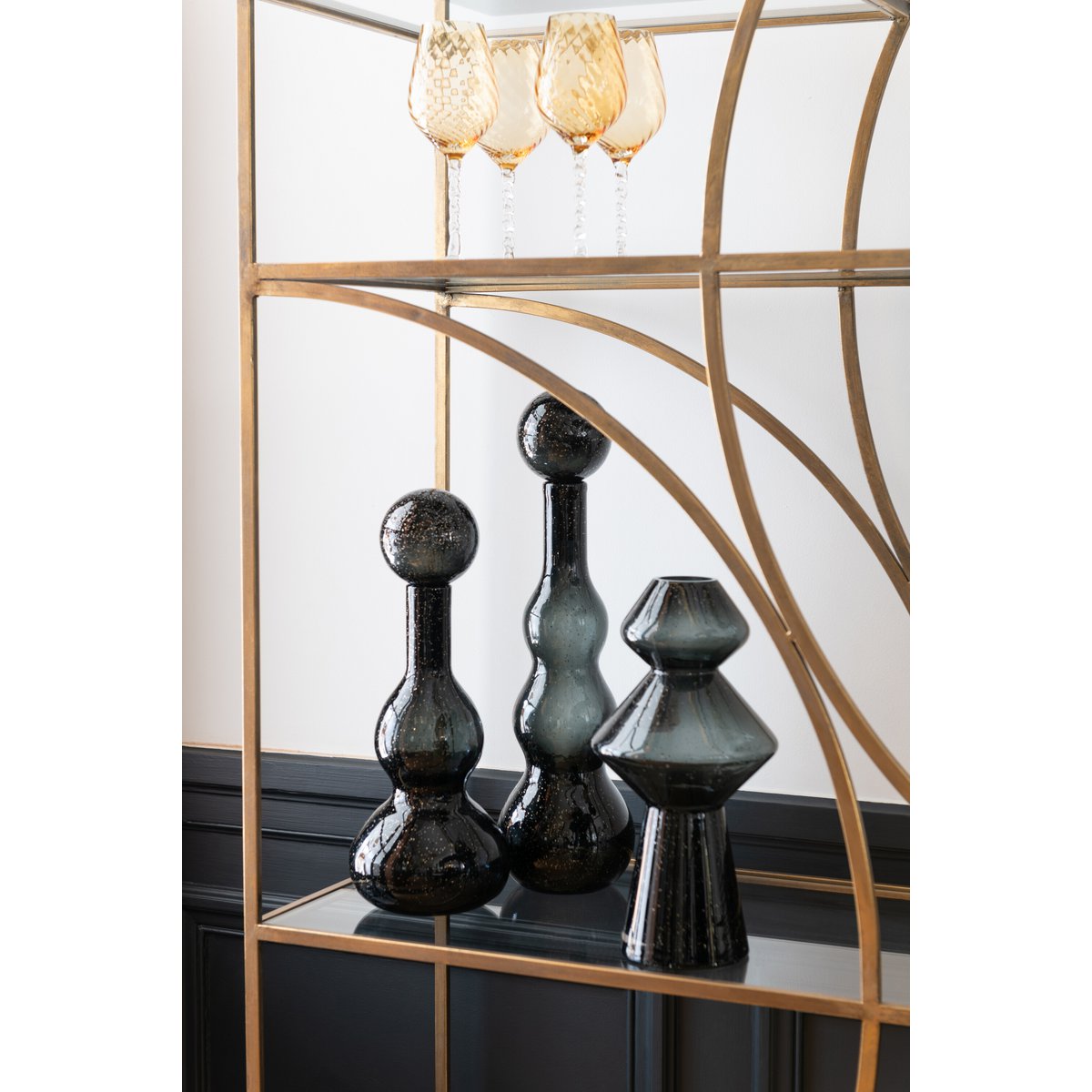 Vase J-Line Carol en verre noir, élégant et moderne, parfait pour vos bouquets.