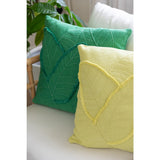 Coussin J-Line Leaves sur un canapé moderne, ambiance chaleureuse