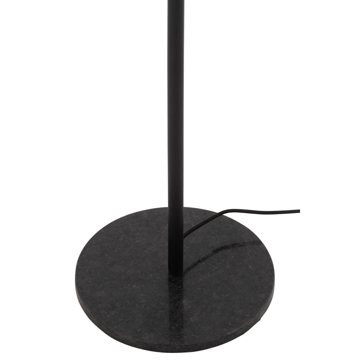 Lampadaire J-Line dans un salon élégant, ambiance chaleureuse