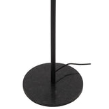 Lampadaire J-Line dans un salon élégant, ambiance chaleureuse