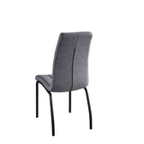 Chaise moderne en textile noir dans une salle à manger élégante