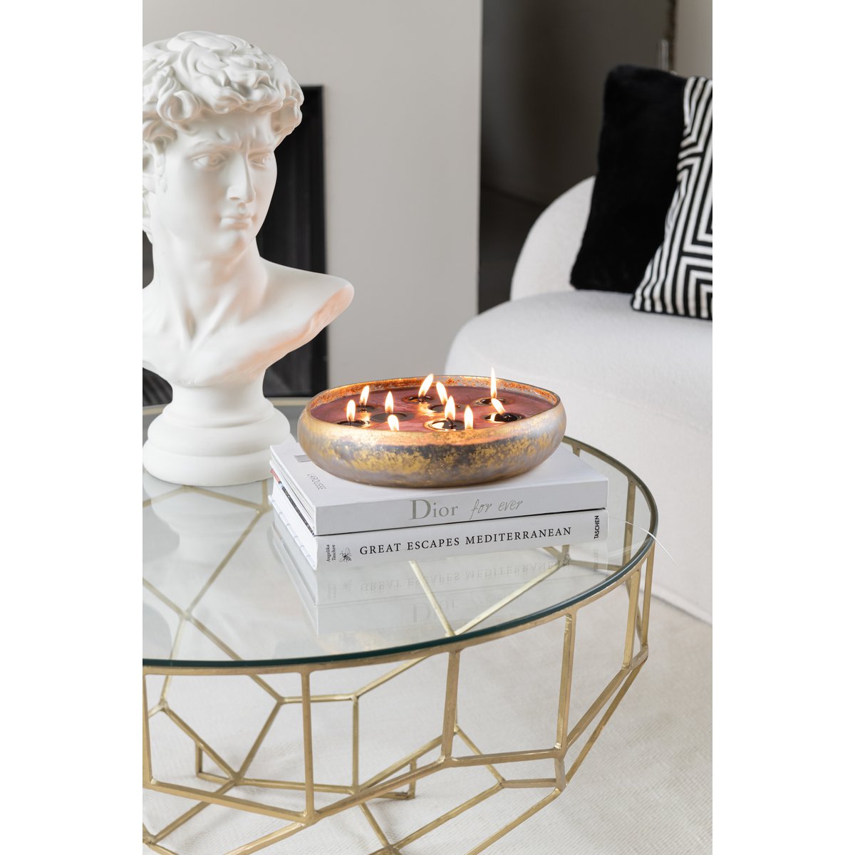 Zoom sur le plateau en verre de la table Moza, brillance et style