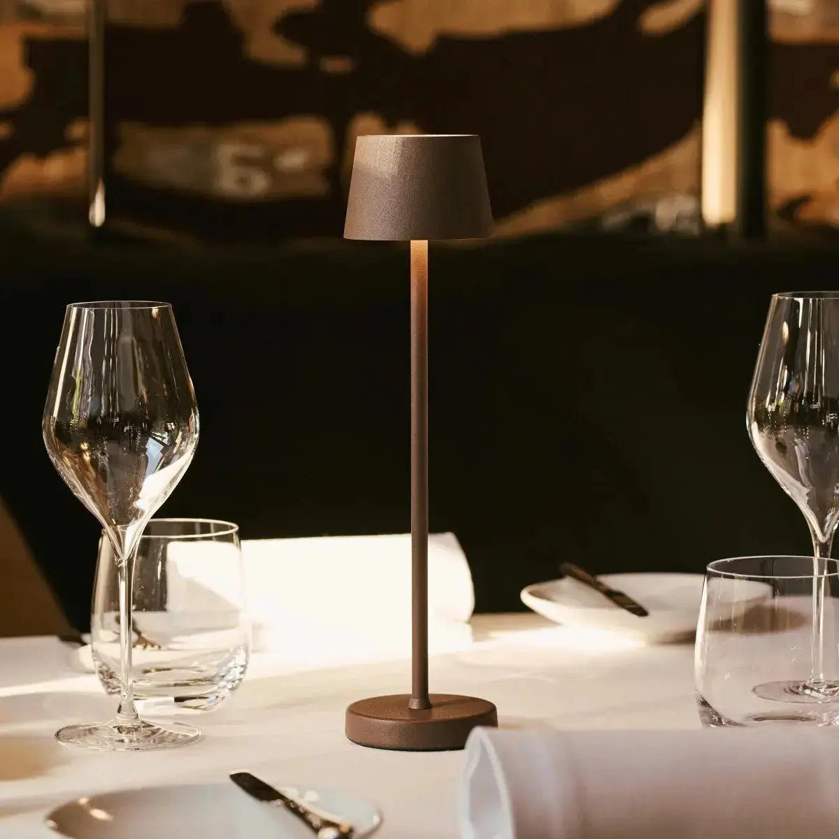 Lampes de table Vondel Mini Moka sur une table moderne