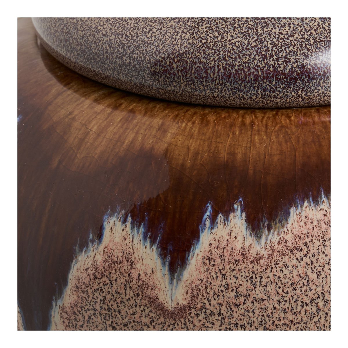 Pots marron en céramique, ambiance salon
