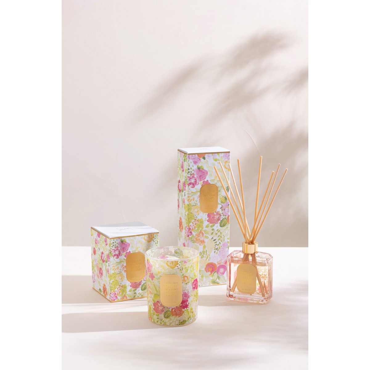 Bâtonnets parfumés J-Line - Mimosa & Rose dans un verre blanc