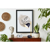 La lampe de table "Triton" en métal noir et en laiton mesure 42,5 cm de haut, a une version E14 et est idéale pour le salon, le couloir, le bureau ou le dessert
