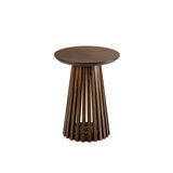 Table Vincent en bois, mise en scène dans un salon chic.