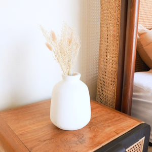Vase décoratif rond en argile blanc