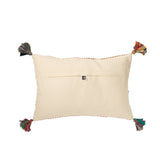 Détail des glands du coussin tressé Chindi, ajoutant une touche décorative.